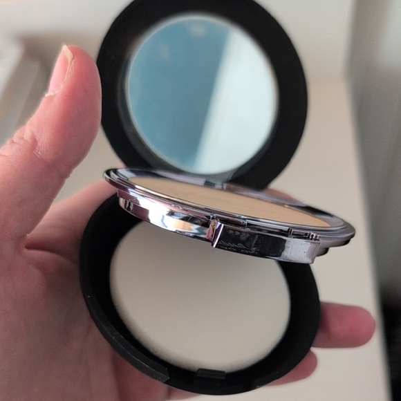 IT Cosmetics Foundation Box - Picture 7 of 8